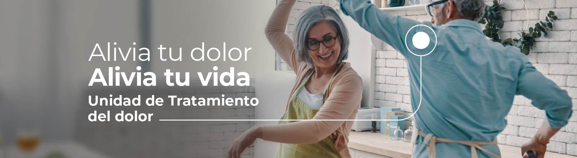 Pareja de adultos mayores bailando felizmente.