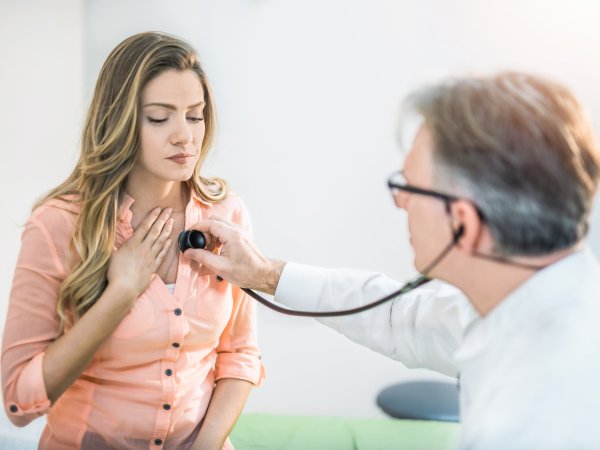 Una mujer es examinada por un médico en un entorno clínico.