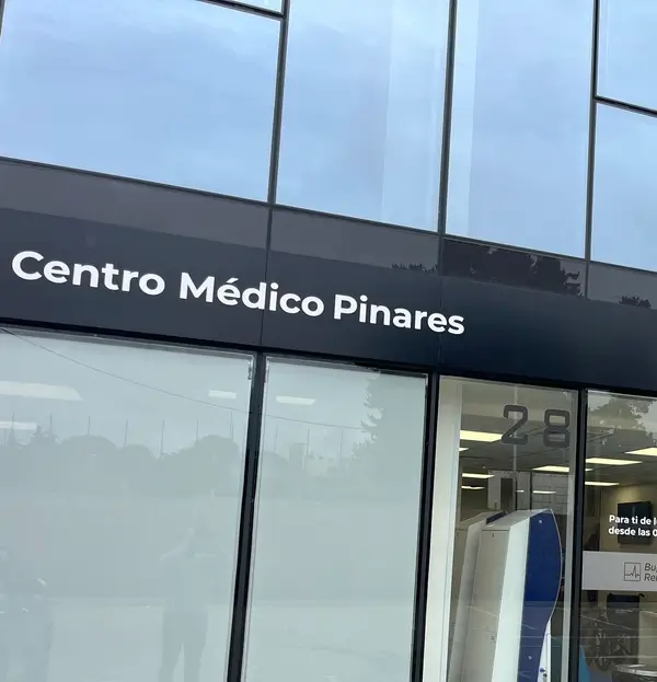 Acceso del Centro Médico Pinares en el Centro Comercial Pinares, Concón