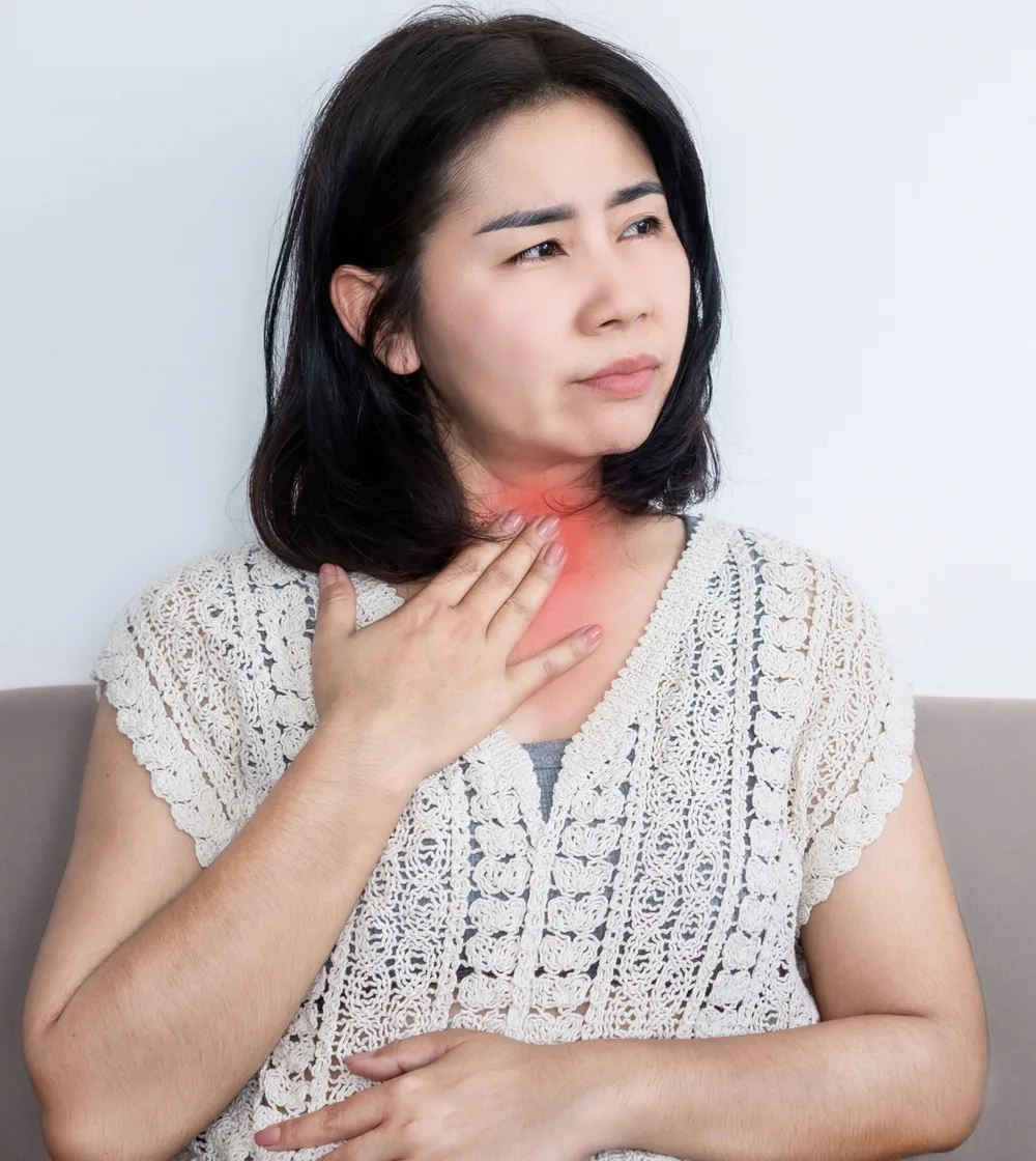 Persona con síntomas de garganta dolorida e inflamación
